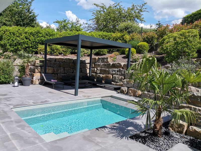 Pool mit Terrasse