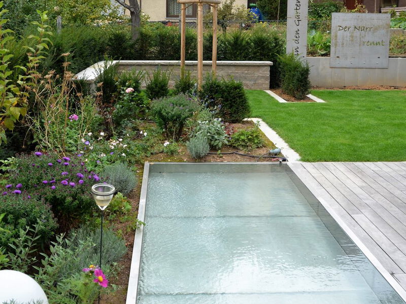 Formales Wasserbecken